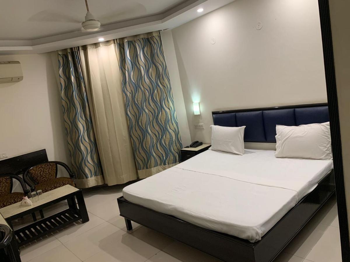 Hotel Raman's Jagādhri Exterior foto