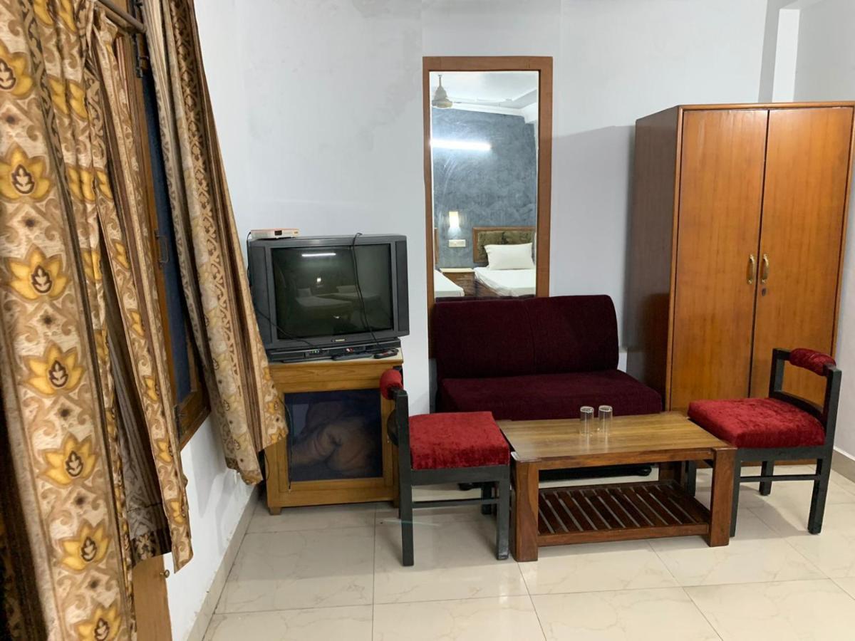 Hotel Raman's Jagādhri Exterior foto