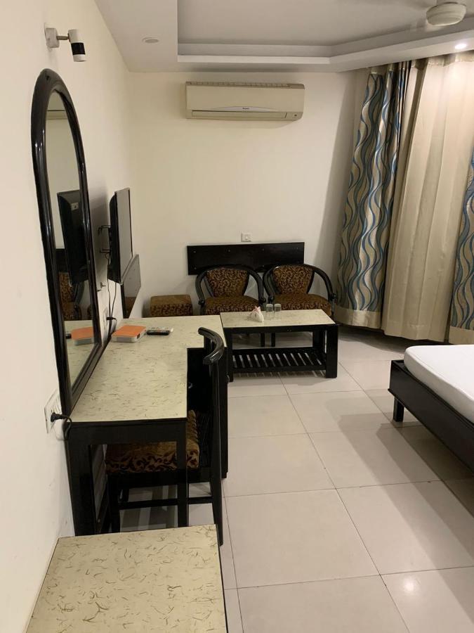 Hotel Raman's Jagādhri Exterior foto